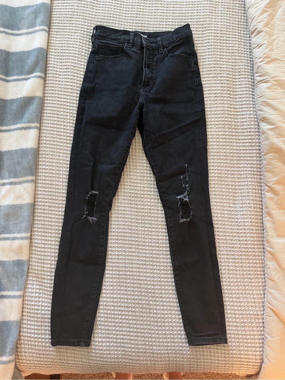 Express Women’s Black Distressed Skinny Jeans